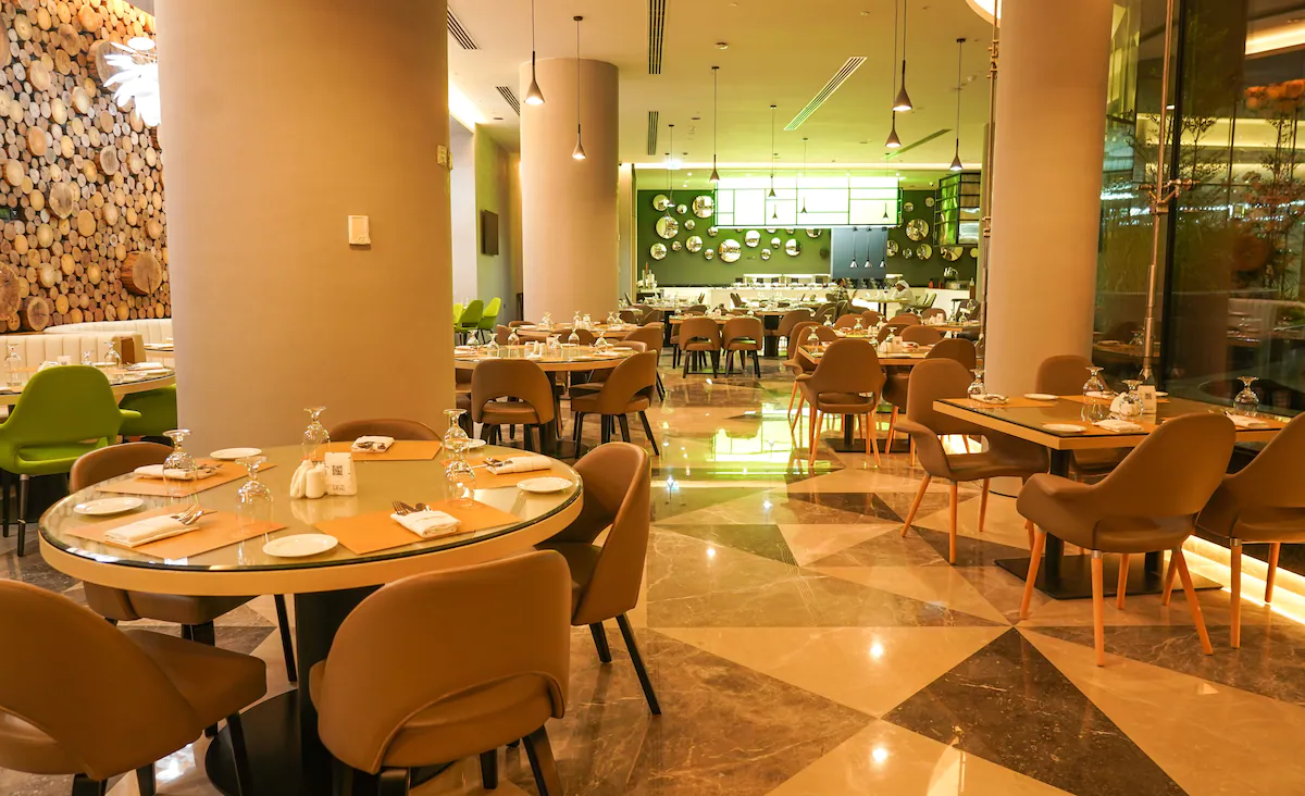 رستوران هتل الخوری اسکای گاردن